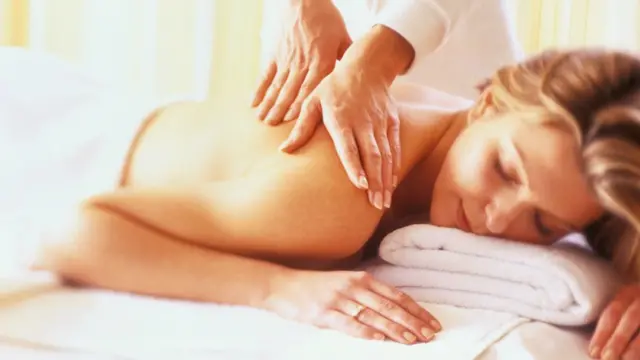 Mujer recibiendo un masaje