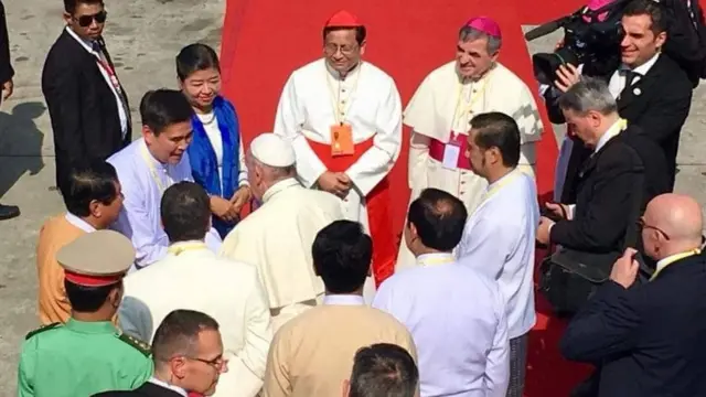 ပုပ်ရဟန်းမင်းကြီးရဲ့ မြန်မာနိုင်ငံ ခရီးစဉ်မှာ ဒေါ်ကေသီစိုးနဲ့အတူ မြန်မာအရာရှိတွေ ကြိုဆိုခဲ့စဉ်