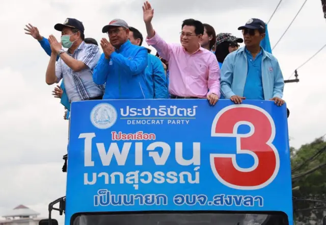 หัวหน้า ปชป. และแกนนำพรรค ขึ้นรถแห่ขอบคุณชาวสงขลา เมื่อ 21 ธ.ค.