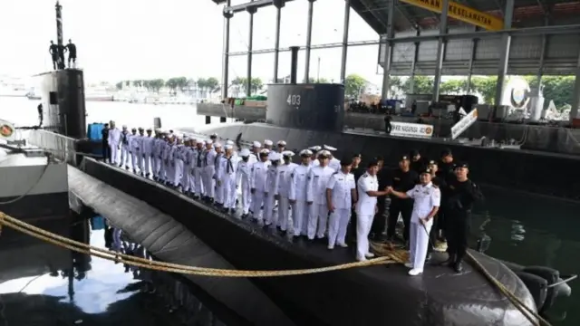 Foto file. Awak kapal KRI Nanggala 402. Foto diambil di di Dermaga Kapal Selam Komando Armada II, Surabaya, Jawa Timur, Rabu (20/2/2019).