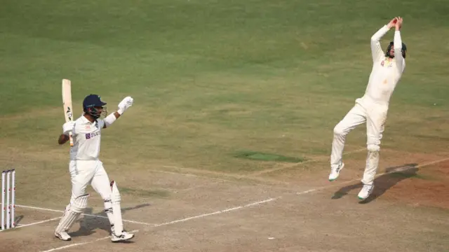 चेतेश्वर पुजारा का कैच थामते स्टीव स्मिथ