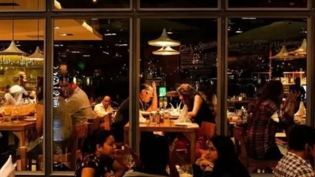 રેસ્ટોરાંમાં જમતા લોકો