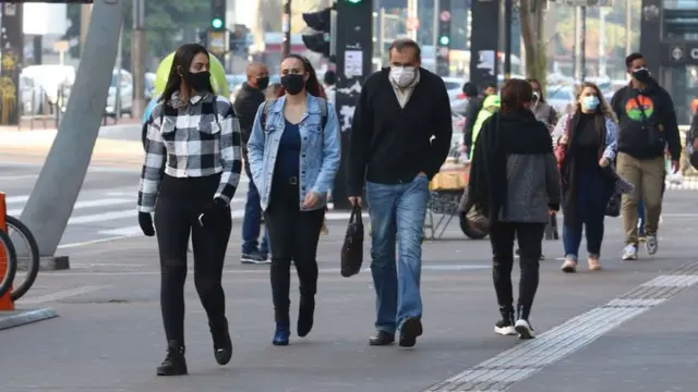 Pessoas andando agasalhadasblaze bonanzaSão Paulo