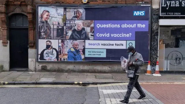 تتمثل إحدى طرق معالجة المعلومات الخاطئة في تقديم بعض الحقائق المفيدة، مثل كيفية إجراء التجارب على لقاحات فيروس كورونا