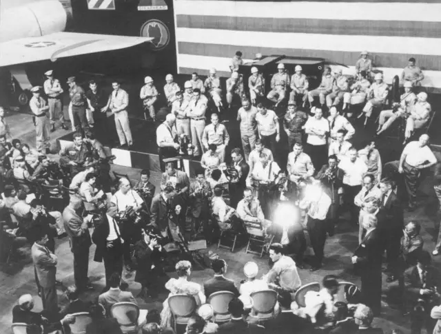 พระบาทสมเด็จพระปรมินทรมหาภูมิพลอดุลยเดชและสมเด็จพระนางเจ้าสิริกิติ์ฯ เสด็จเยือนกองถ่ายทำภาพยนตร์เรื่อง "G.I. Blues"