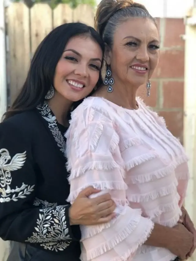 Lupita Infante junto a su madre.