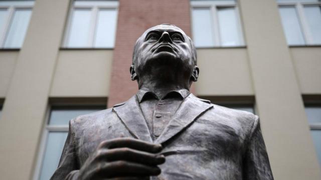 Памятник Владимиру Жириновскому