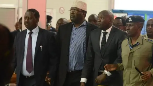 Bw Odinga alijaribu kumsaidia Bw Miguna kuondoka uwanja wa ndege