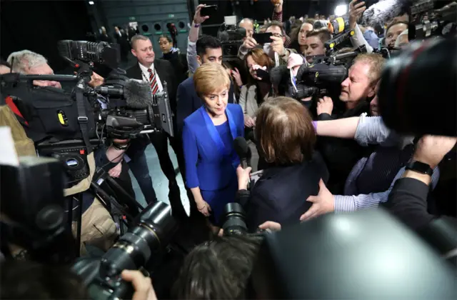 نیکولا استورجن، رهبر حزب ملی اسکاتلند. حزب او در اسکاتلند به پیروزی قابل توجهی دست یافت