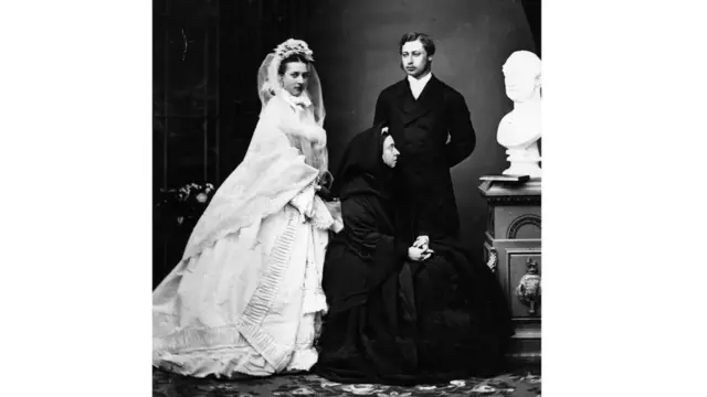 Pangeran Albert Edward of Wales dan istrinya, Putri Alexandra of Denmark, berfoto dengan Ratu Victoria setelah pernikahan mereka.