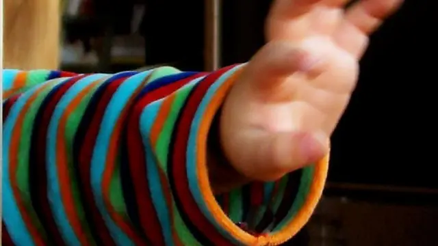 Niño tratando de esconderse.