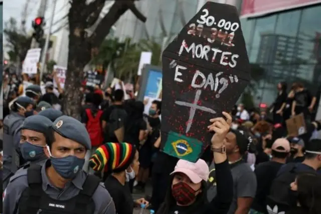 Protesto contra o governo destaca frasesportingbet imagensBolsonaro sobre mortes por covid-19