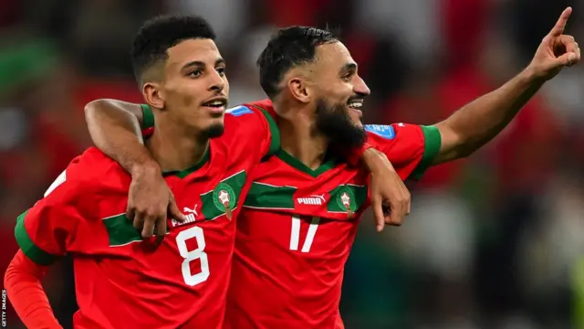 Azzedine Ounahi et Sofiane Boufal célèbrent la victoire du Maroc.