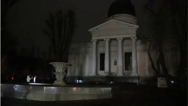 مشهد من مدينة أوديسا الأوكرانية التي تغرق في الظلام بعد انقطاع الكهرباء عن مناطق واسعة في أوكرانيا جراء القصف الروسي