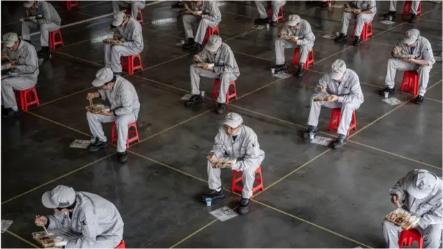 复工之后,中国的工厂也不得不采取严格措施防止疫情传染。