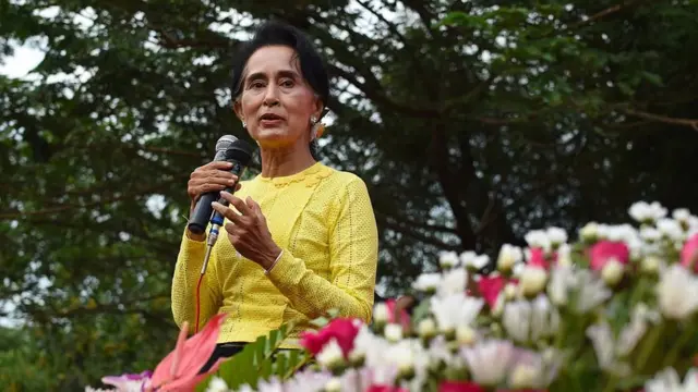 "လာဘ်စားရင် ထောင်ထဲဝင်ဖို့ပြင်ထားပါ၊ လုပ်ဖော်ကိုင်ဖက်အနေနဲ့ ထောင်ဝင်စာလိုက်တွေ့မယ်" လို့ ဒေါ်အောင်ဆန်းစုကြည်က သတိပေးထားပြီးသားပါ။