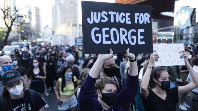 حشود الناس تجمعوا احتفالا بالحكم