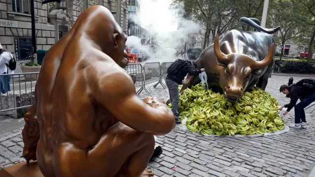 هارامبی چند روز پیش در وال استریت نیویورک مقابل مجسمه معروف گاومیش قرار داده شده بود