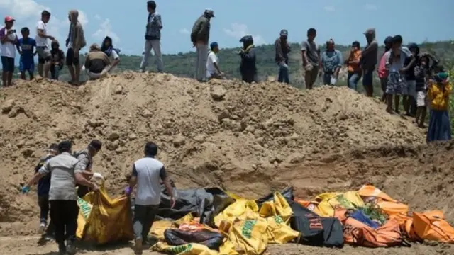 Watu wakifukia kaburi