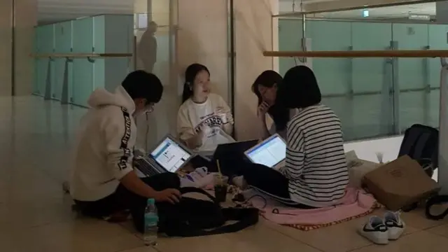 병원 복도 바닥에서 법안을 준비하는 창호 친구들