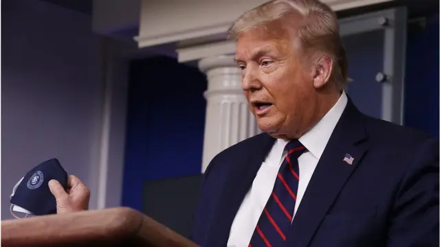 يردد ترامب أن هناك من يقول إن الكمامات مضرة.