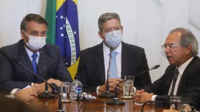 Presidente Jair Bolsonaro, Arthur Lira e Paulo Guedes sentados conversando