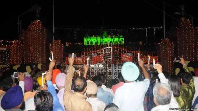 ਸਾਲ 2014 ਵਿੱਚ ਅਜ਼ਾਦੀ ਦਿਹਾੜੇ ਮੌਕੇ ਭਾਰਤ-ਪਾਕ ਸਰਹੱਦ 'ਤੇ ਮੋਮਬੱਤੀਆਂ ਨਾਲ ਸ਼ਾਂਤੀ ਦਾ ਸੁਨੇਹਾ ਦਿੰਦੇ ਲੋਕ