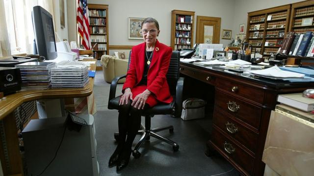 Ruth Bader Ginsburg en su oficina