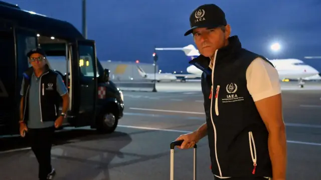 غروسي رئيس الفريق.