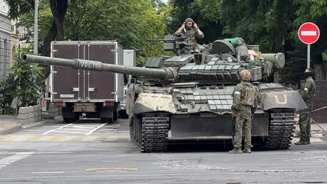 Pasukan tentara bayaran Wagner berjaga-jaga di Kota Rostov-on-Don, pada 24 Juni 2023.