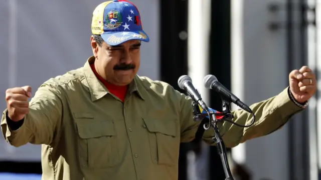 El presidente venezolano, Nicolás Maduro, atribuye la crisis a una "guerra económica" perpetrada por Estados Unidos.