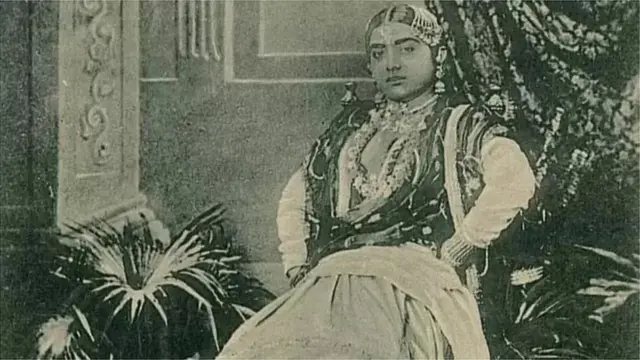 गौरह जान इस शर्त पर चंदा जमा करने के कार्यक्रम आयोजित करने के लिए तैयार हुईं कि गांधी उनके कार्यक्रम में शामिल होंगे