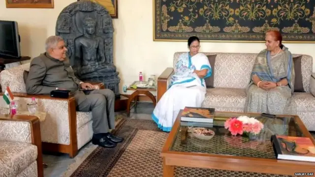 ਪੱਛਮੀ ਬੰਗਾਲ ਦੀ ਮੁੱਖ ਮੰਤਰੀ ਮਮਤਾ ਬੈਨਰਜੀ, ਜਗਦੀਪ ਧਨਖੜ ਅਤੇ ਉਨ੍ਹਾਂ ਦੇ ਪਤਨੀ