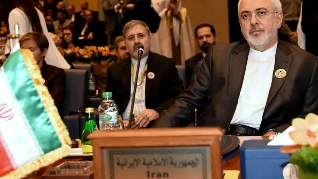 وزير الخارجية الإيراني جواد ظريف أثناء حضوره مؤتمر إعادة إعمار العراق في الكويت