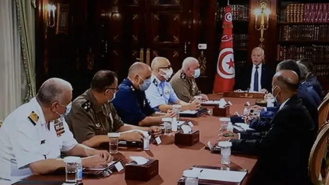 قيس سعيد (وسط الصورة)