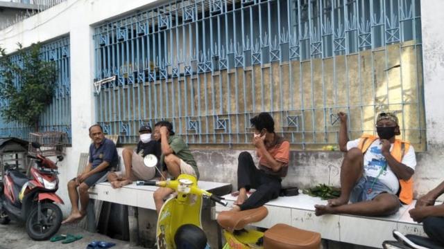 Warga masih terlihat berkerumun di salah satu pemukiman di kota Semarang