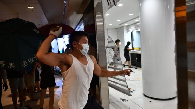 香港示威者从针对立法会、政府建筑、警署、地铁，转移目标到企业身上。