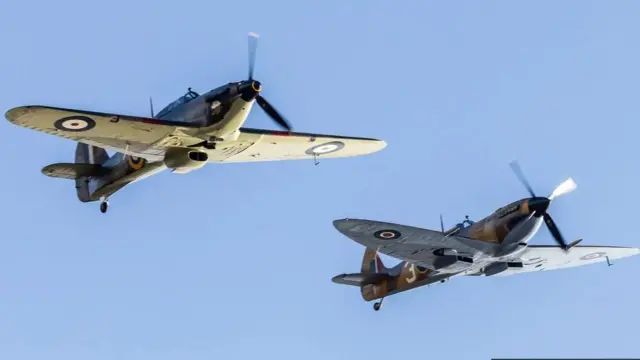 خطفت طائرة "سبيتفاير" المبهرة (على اليمين) الأنظار من طائرة "هوكر هوريكان"