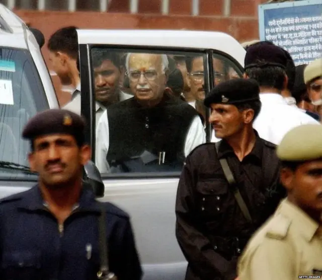 6 एप्रील 2004ला लालकृष्ण आडवाणी पुजा करण्यासाठी अयोध्येत आले होते.