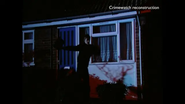 Jason Ward en una reconstrucción para el programa Crimewatch de la BBC