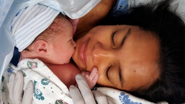 Los padres que tuvieron que pagar por cargar en brazos a su bebé recién  nacido en EE.UU. - BBC News Mundo