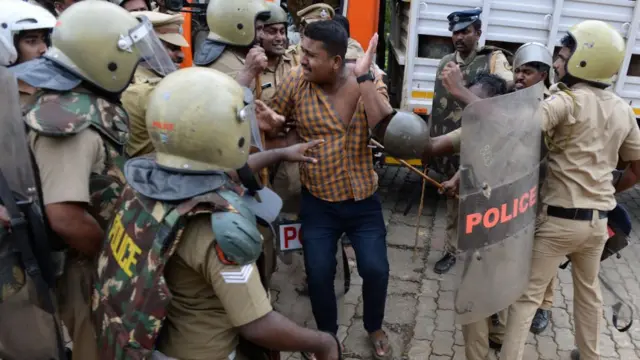 একজন বিক্ষোভকারীর বিরুদ্ধে পুলিশি ব্যবস্থা।