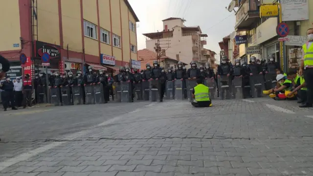 İşçiler Ankara'ya yürüyüşleri sırasında zaman zaman engellerle karşılaşıyor