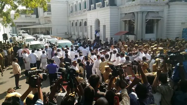 சட்டப்பேரவையிலிருந்து ஸ்டாலின் உட்பட திமுக உறுப்பினர்கள் வெளியேற்றம்