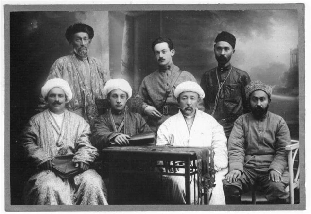 Суратда ўтирганлар орасида чапдан учинчи: Абдувоҳид Бурҳонов Мунзим 1922 йил кузида Бухоронинг Германиядаги савдо вакили этиб тайинланиб талабаларни олиб борган ва жойлаштирган инсон