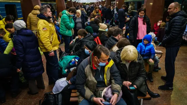 Gente protegiéndose bajo tierra