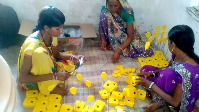 सोलर लैंप बनाती महिलाएं