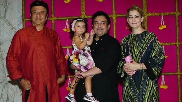 عدنان سمع اپنی بیگم بیٹی اور گلوکار انو ملک کے ساتھ