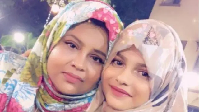 فہمیدہ اپنی بیٹی کے ساتھ