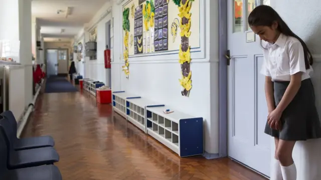 Una niña en una escuela